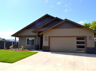 2923 Naples Dr, Grants Pass, OR 97527