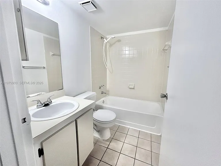 400 Palm Cir W #201 — Photo 28