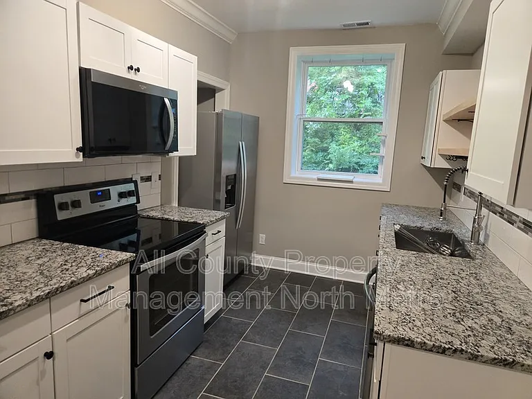 545 Lakeview Dr #B — Photo 3