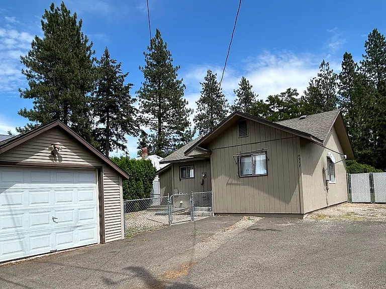 4917 N Maple St — Photo 5