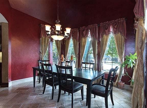 5th image of 1709 Surrey Ln