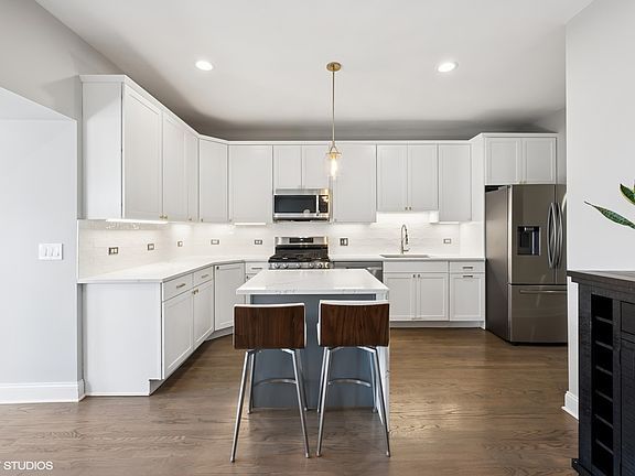 4th image of 1222 W Elmdale Ave #3W