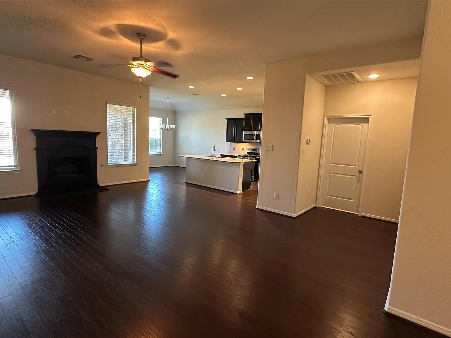 4 bed, 2.0 bath, 2010 sqft, $2,300 — Photo 4