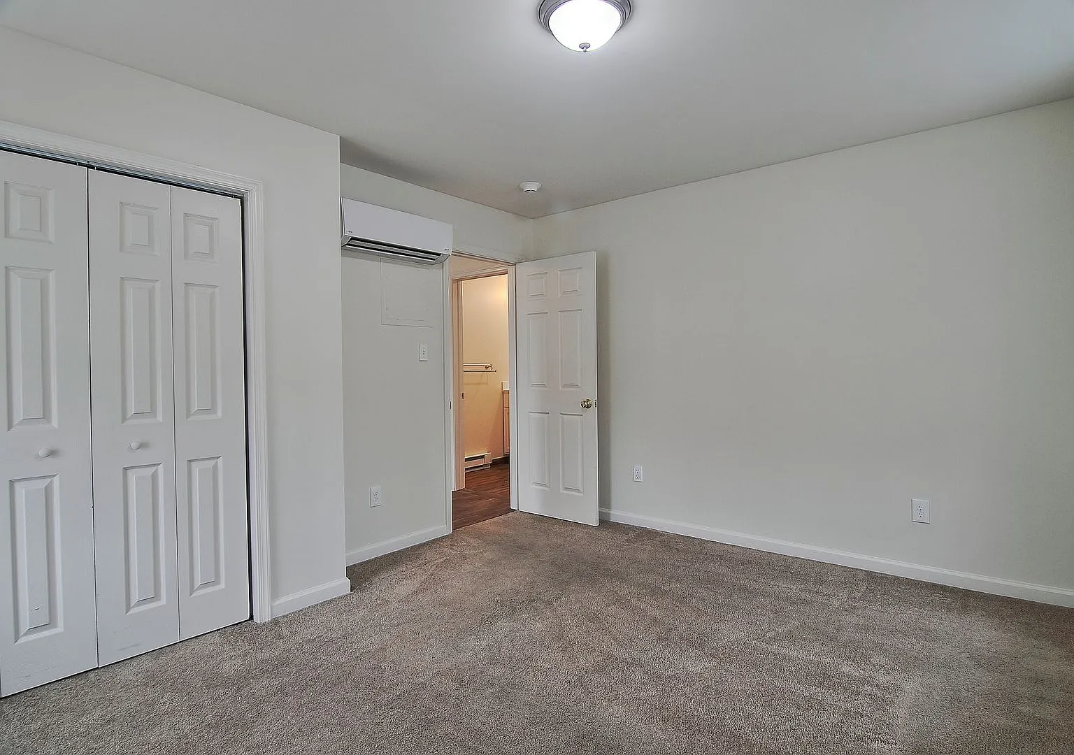 990 East High St — Photo 4