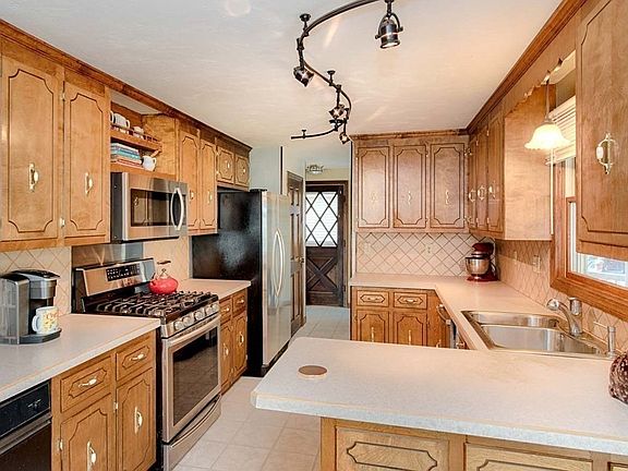 5th image of 149 Lakeshore Dr
