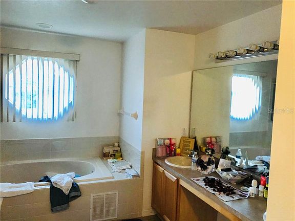 4th image of 543 Brighton Ct