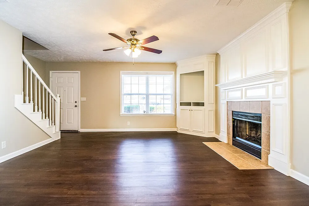 3 bed, 2.5 bath, 1988 sqft, $3,400 — Photo 2