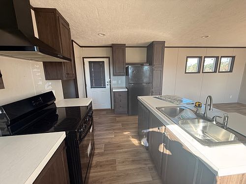 3rd image of 905 Elm Hill Cir