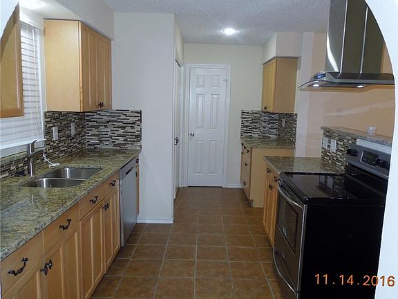 5th image of 302 Mistletoe Dr
