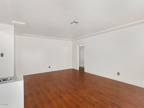 4th image of 653 Carmelita Pl