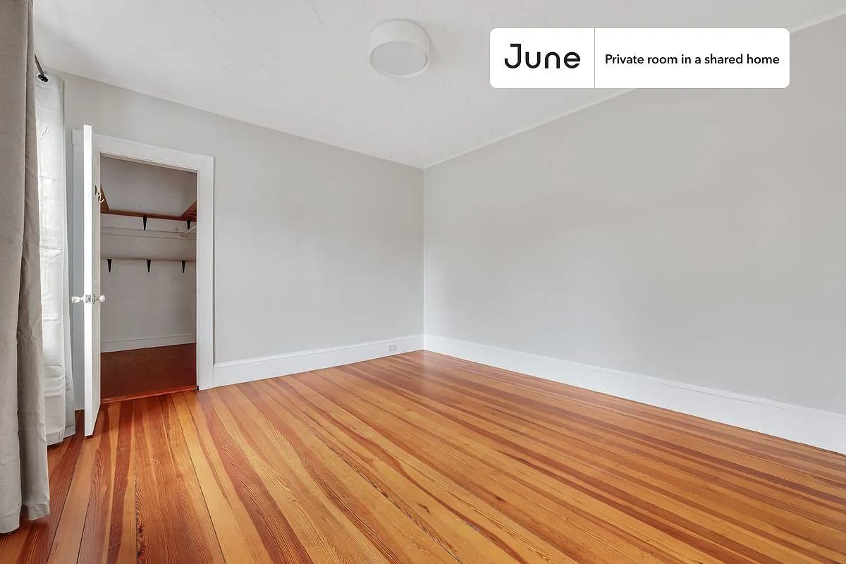 Queen bedroom in 3 bed/1 bath home in Somerville #816 B — Photo 4