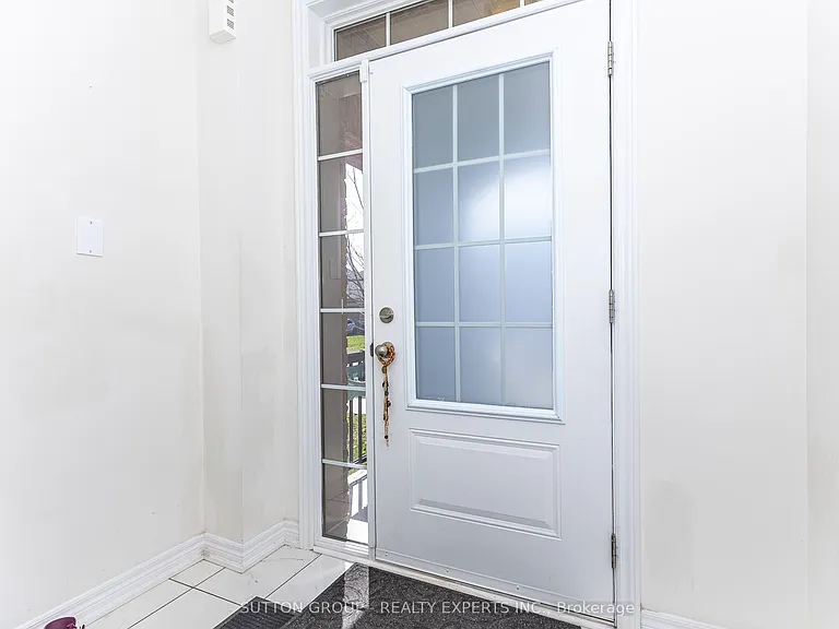 130 Ice Palace Cres — Photo 3