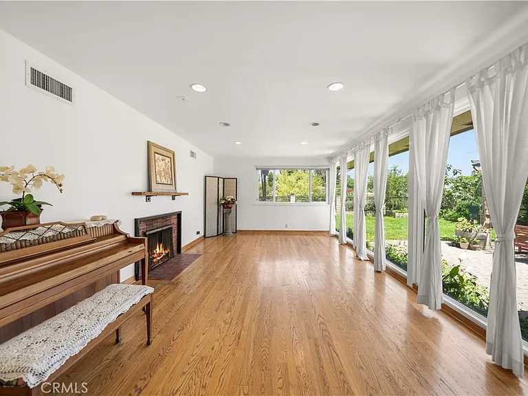 1033 S Isabella Ave — Photo 17
