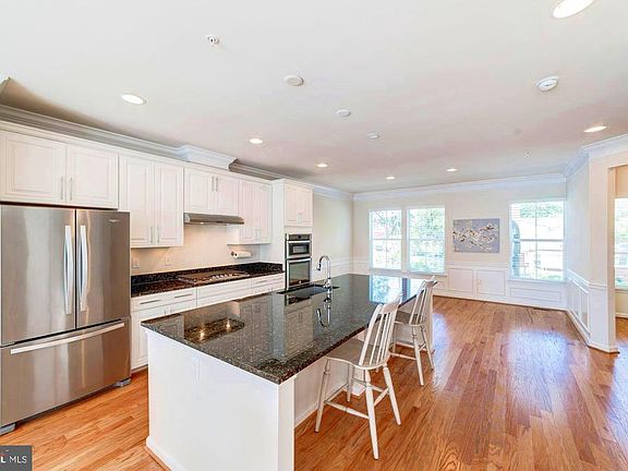 Beautiful Gourmet Kitchen with 5 burner stove