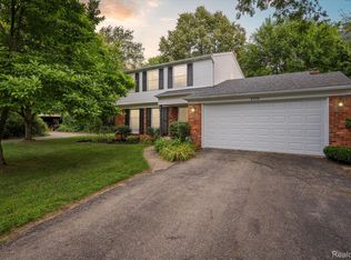 5374 Apple Hill Ct, Flushing, MI 48433