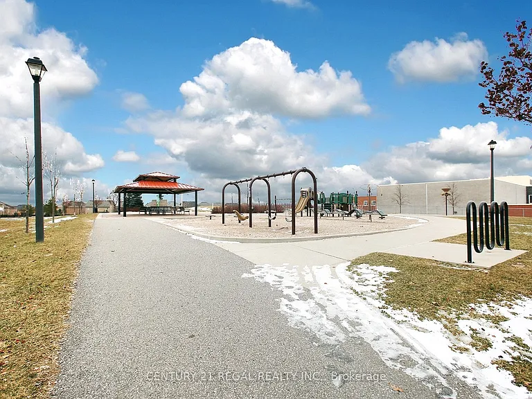 16 Thatcher Cres — Photo 14
