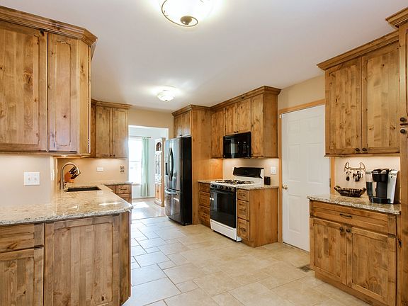 3rd image of 11445 Middletown Ln