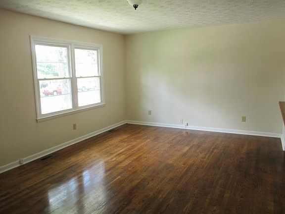 3rd image of 2477 Woodhill Dr