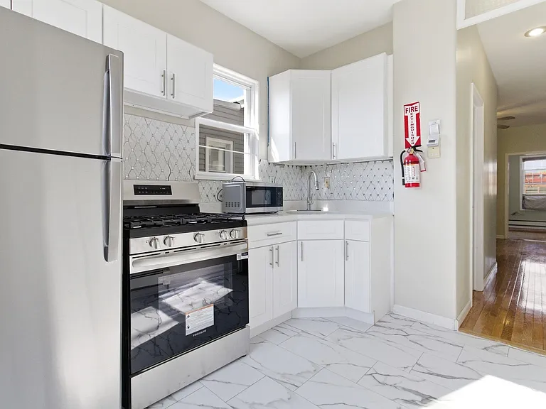 470 Mallory Ave #2 — Photo 17