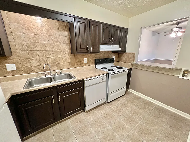 Countrybrook Apartments — Photo 33