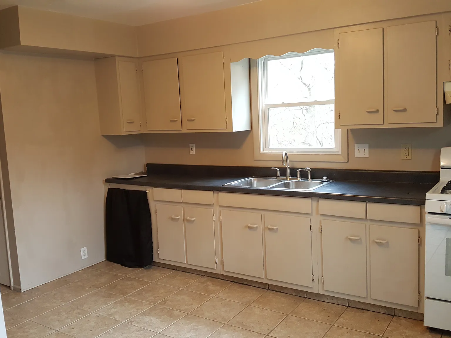 2 bed, 1.5 bath, 1200 sqft, $1,600 — Photo 3