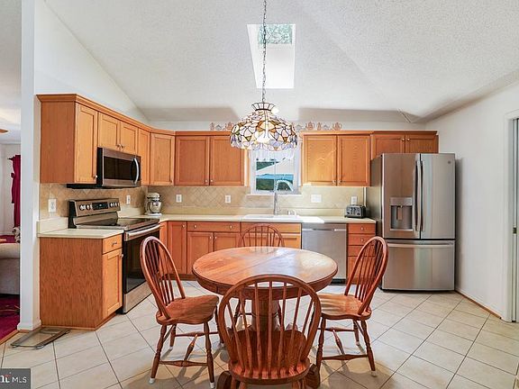 5th image of 105 Cornwall Ct