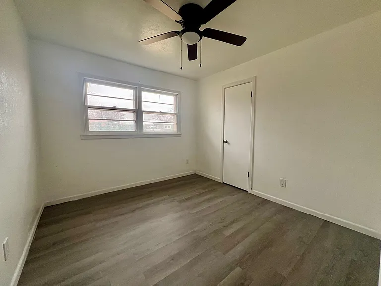 704 E Yucca Ln — Photo 5