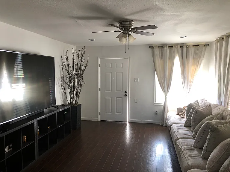 4707 Winnetka St — Photo 3