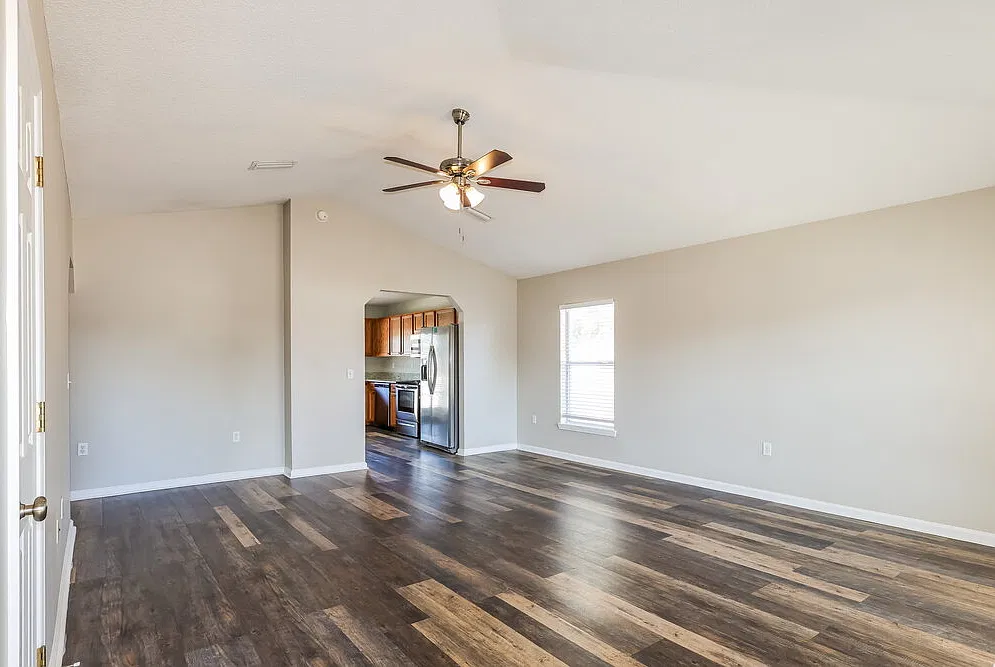 3 bed, 2.0 bath, 1270 sqft, $2,370 — Photo 3