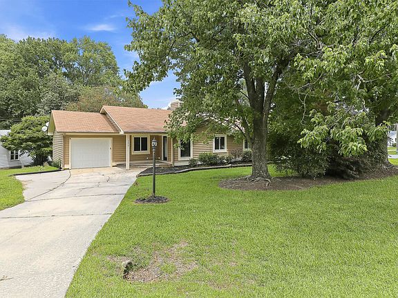 3rd image of 102 Oaklake Ct