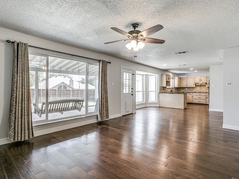 2204 Winslow Ct — Photo 14
