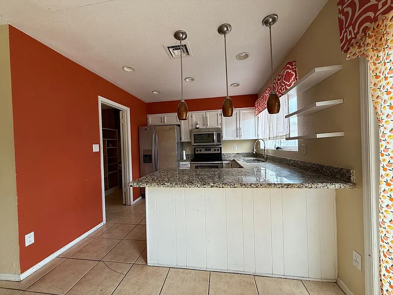 2263 E Hampton Ave — Photo 7