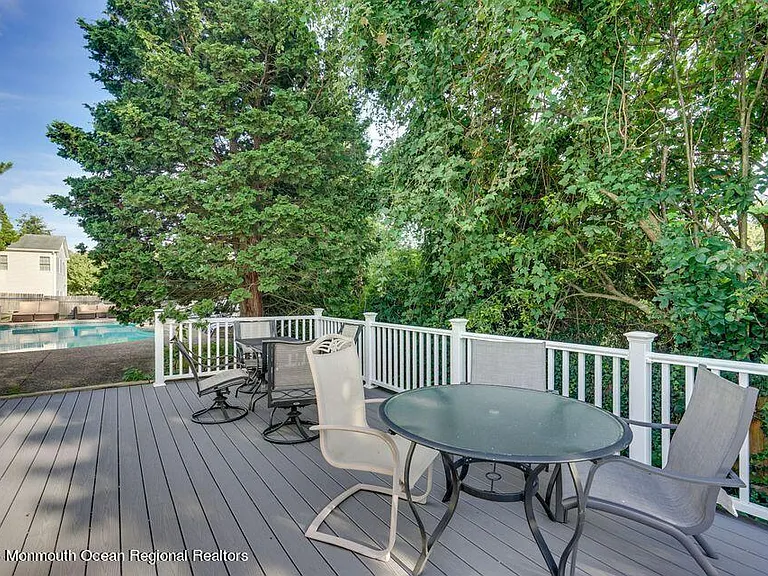 45 Roslyn Ct — Photo 28