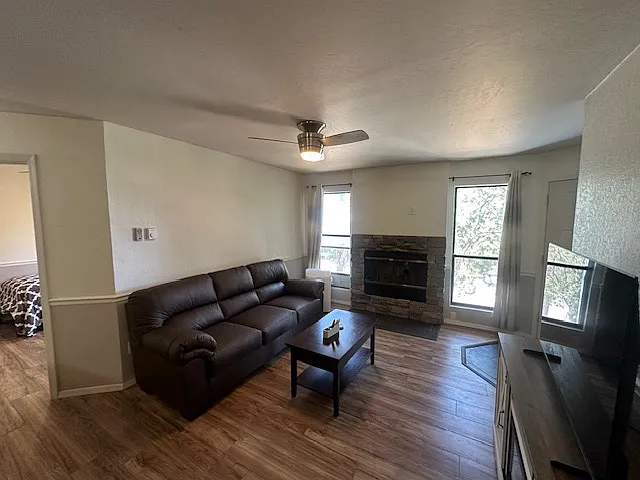 3 bed, 1020 sqft, $2,100 — Photo 4