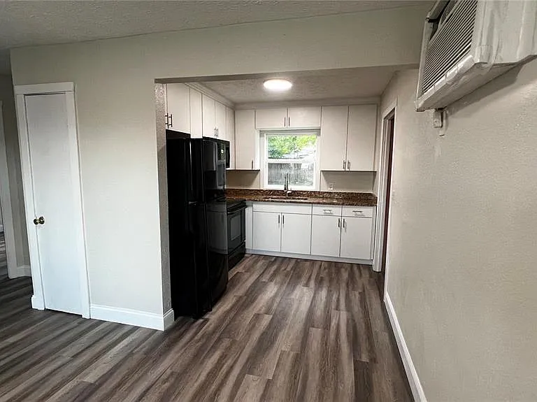 1658 Hempel Ave — Photo 15