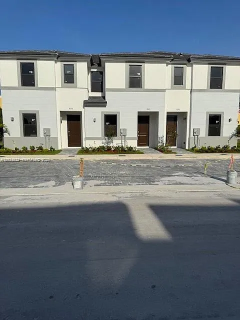 4 bed, 3.0 bath, 1524 sqft, $2,785 — Photo 1