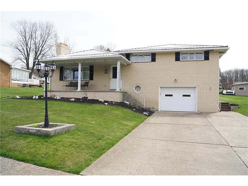1203 Edgewood Dr photo 1