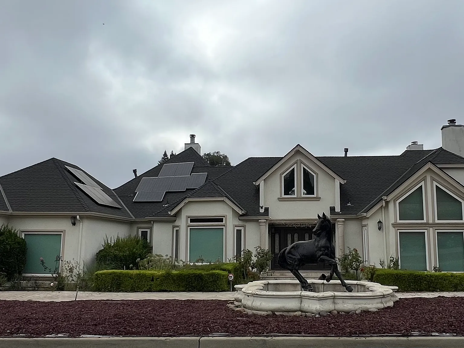 5 bed, 6.5 bath, 6100 sqft, $17,000 — Photo 1