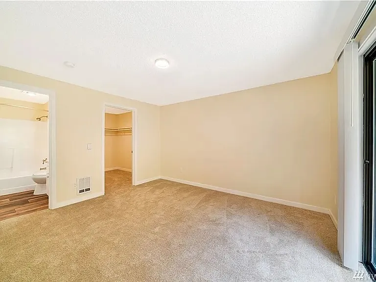Royal View Apartments — Photo 16