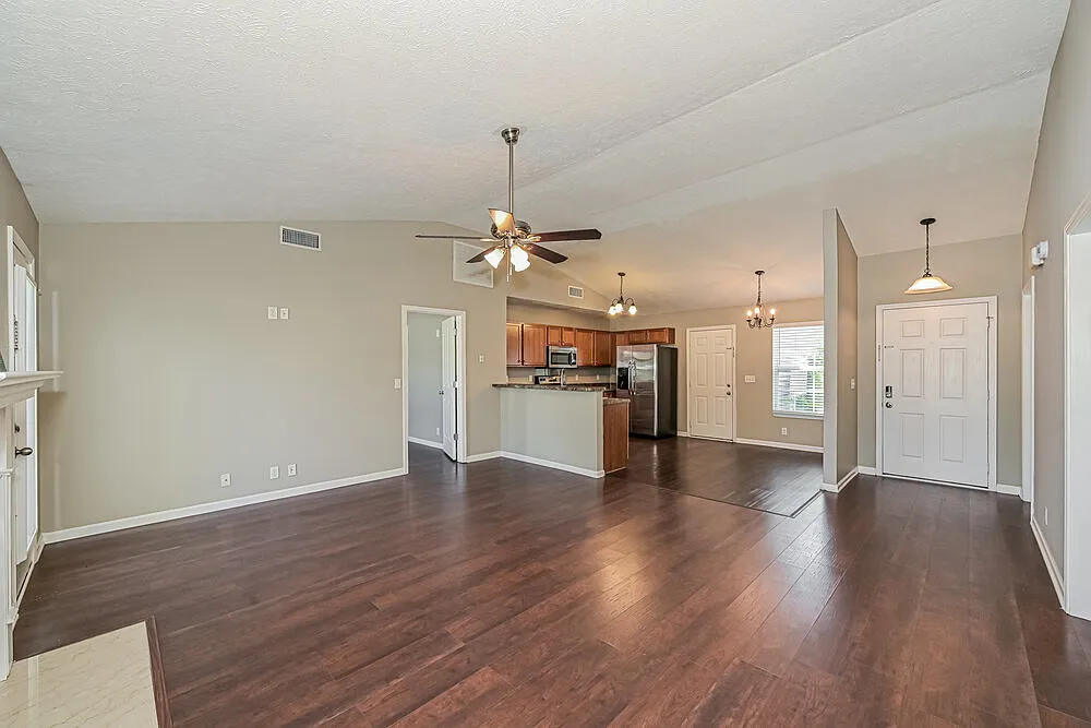 3 bed, 2.0 bath, 1238 sqft, $2,030 — Photo 4