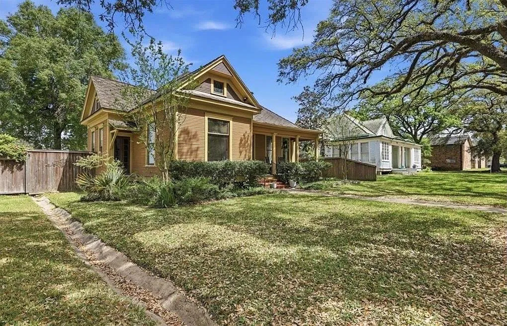 3 bed, 2.0 bath, 1776 sqft, $2,300 — Photo 2