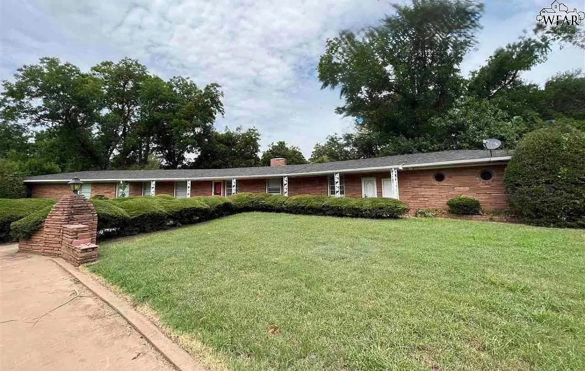 3 bed, 2.0 bath, 2831 sqft, $2,000 — Photo 1