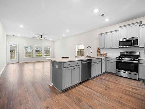 4th image of 111 Haverhill St