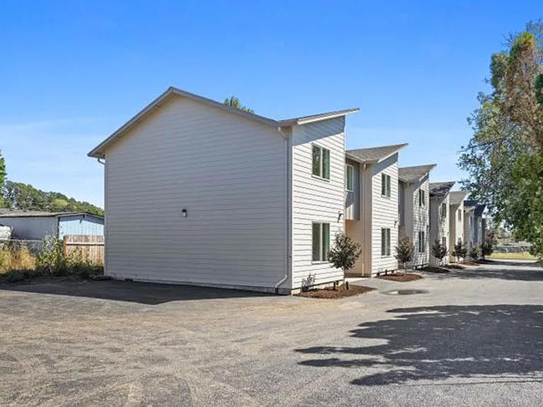 737 NE Sherman St — Photo 21