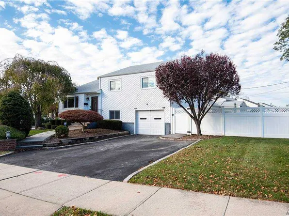 15 Lombardi Pl, Plainview, NY 11803