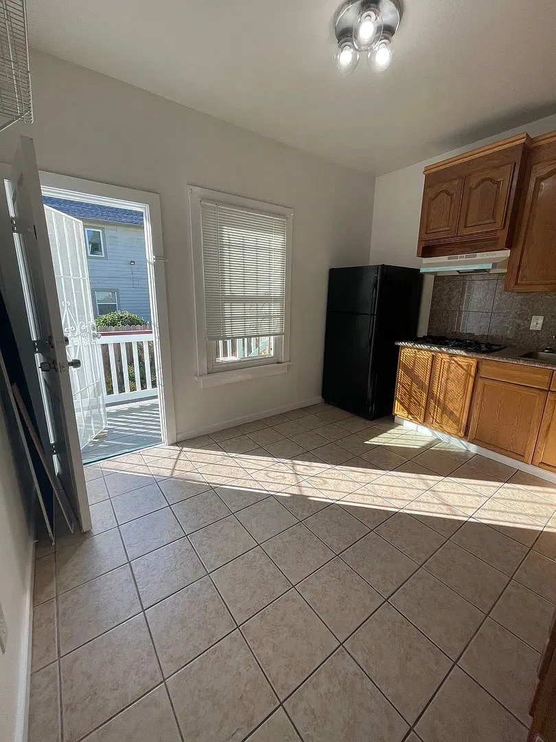 Adorable 2/1 duplex with in unit laundry in a shared outdoor space! — Photo 1