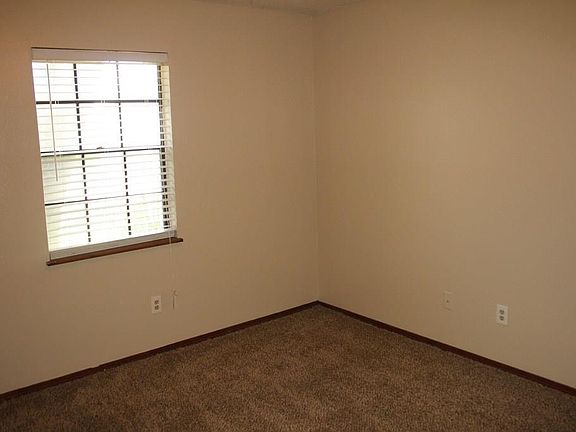 4th image of 1221 Parkwood Ct #1223