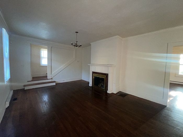 2nd image of 210 Lavinia Ave