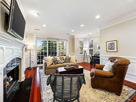 2nd image of 923 W Wrightwood Ave #2