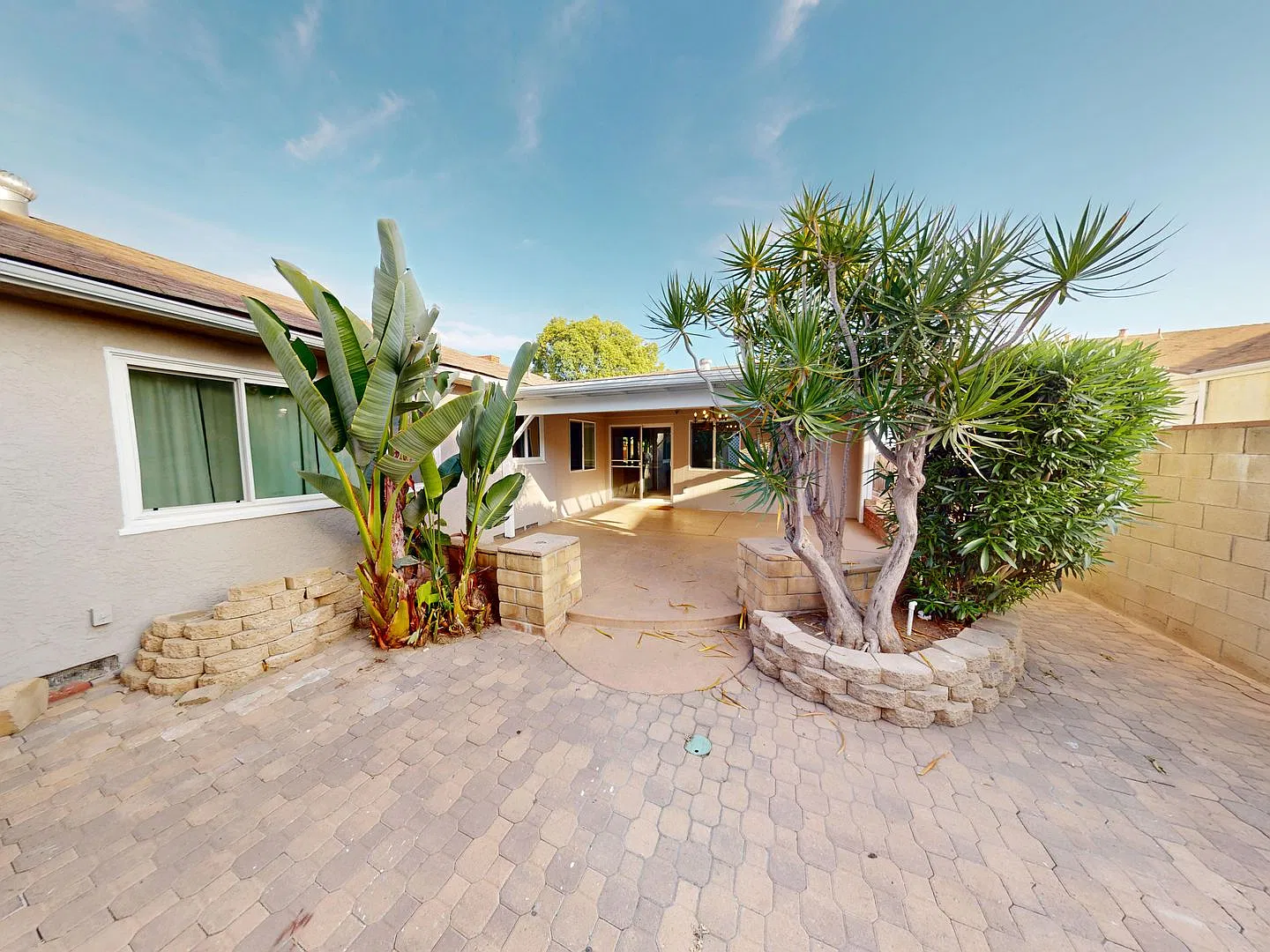 Large 8 Bedroom 4 Bath House Right Next to Campus! — Photo 4